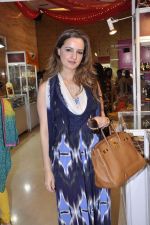 Laila Khan Rajpal at Araish exhibition in Blue Sea on 22nd Oct 2012 (61).JPG